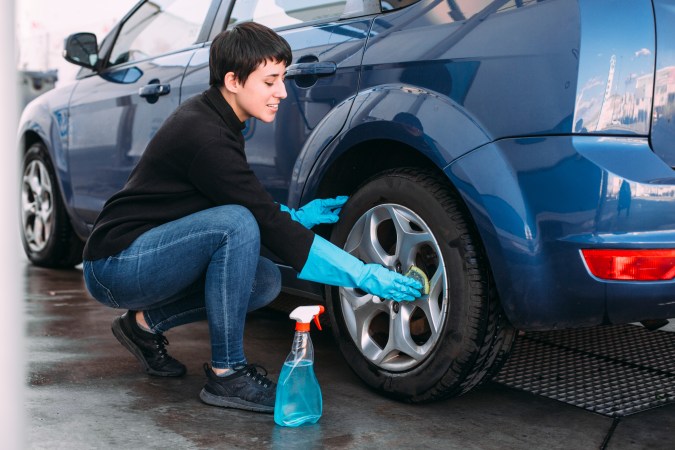 Limpiando plasti dip de los rines