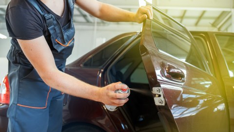 Lubricando puertas de auto.