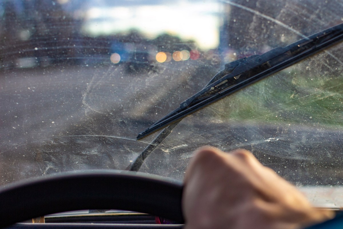 Cómo quitar los rayones en los vidrios de tu auto