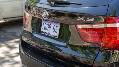 Foto de un vehículo con una placa de matrícula de Texas