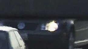 Foto de varios autos en circulación en plena carretera