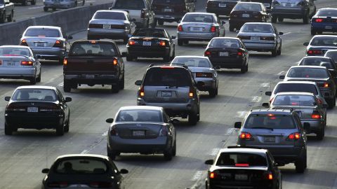 Foto de varios autos en circulación en plena carretera