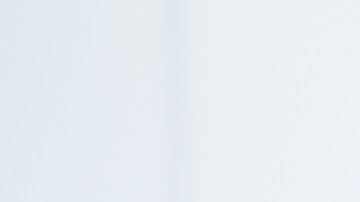 Foto de la mano de una persona dejando documentos en un buzón de correo