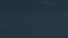 Foto de un camionero sonriendo mientras conduce