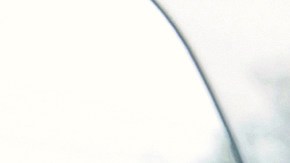 Foto de un conductor manejando un camión por una carretera