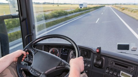 Foto de un conductor manejando un camión por una carretera