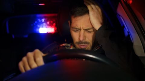 Foto de un hombre detenido por la policía fe