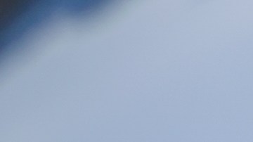 Foto de un conductor entregando la licencia de conducir a un policía