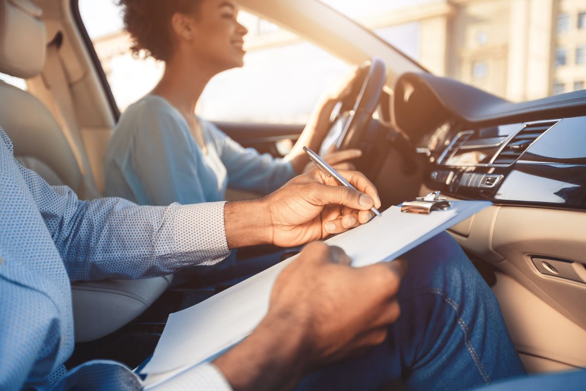 Cómo renovar una licencia de conducir en Illinois Siempre Auto