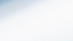 Foto de una mujer sonriendo mientras conduce