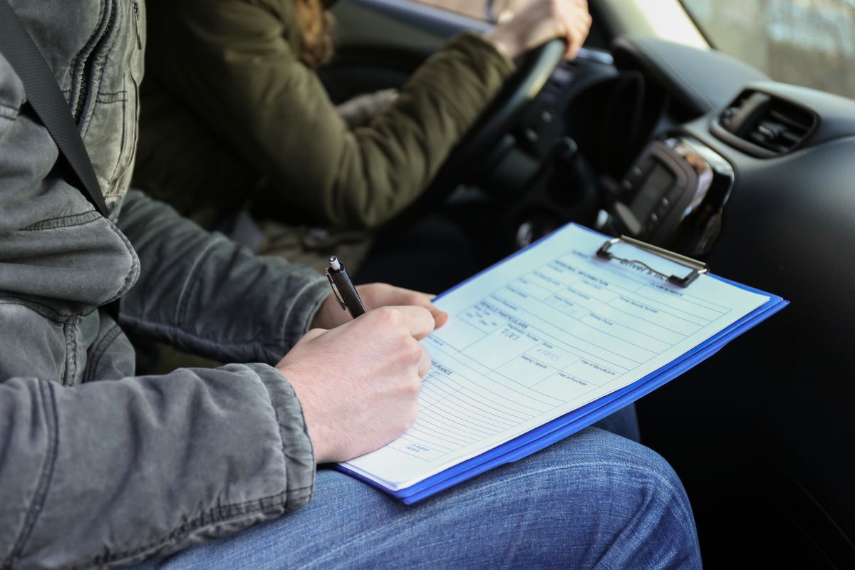 Los exámenes de manejo son comunes durante la solicitud de una licencia de conducir en todos los Estados Unidos.