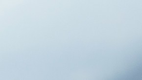 Foto de una mujer mayor conduciendo