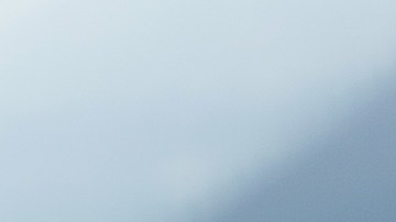 Foto de una mujer mayor conduciendo