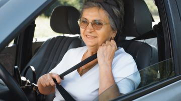 Foto de una mujer mayor conduciendo