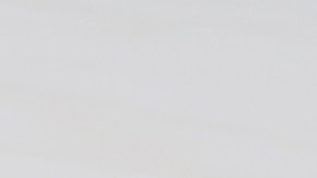 Foto de una mujer saludando desde un auto con su licencia