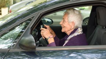 Foto de una mujer mayor conduciendo