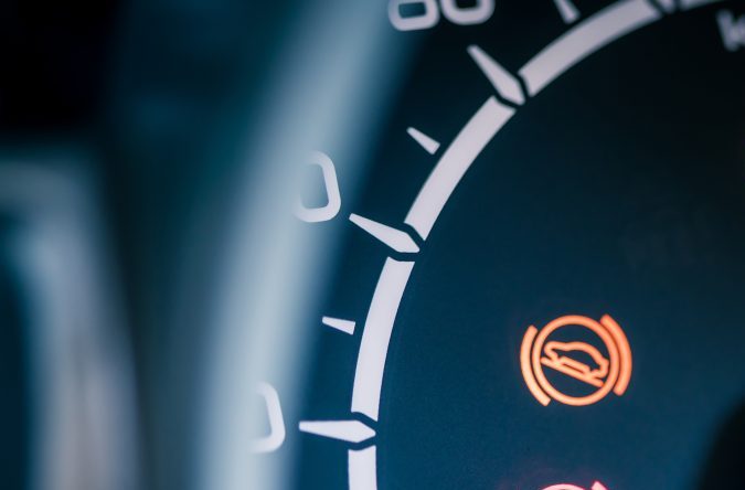 que significa c y h en el tablero del carro