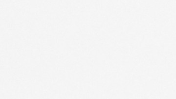 foto del título de propiedad de un vehículo junto a varios billetes de dolar