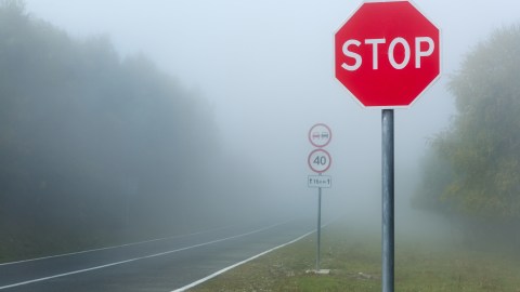 Carretera con neblina.