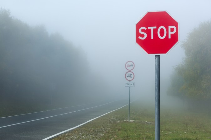 Carretera con neblina.