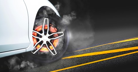 Frenos de auto con humo.