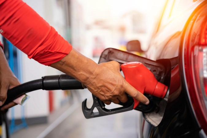 Poniendo gasolina nueva.