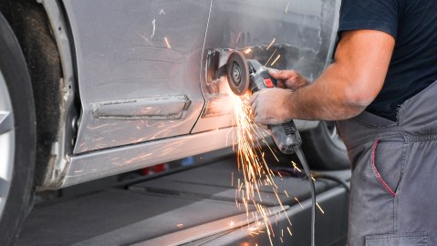 Reparando el golpe de un auto.