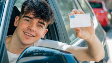 Foto de un adolescente mostrando su licencia de conducir