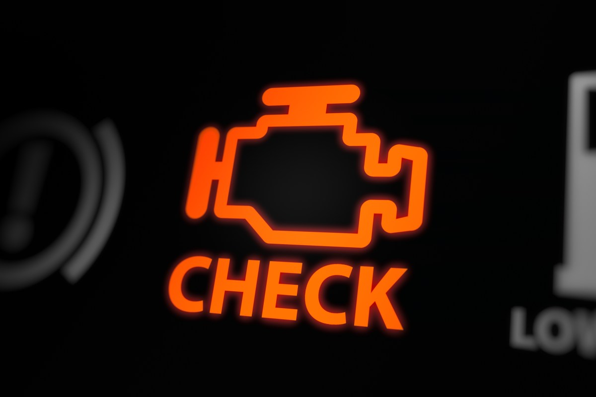 señales que pueden salir en el panel del auto Check Engine