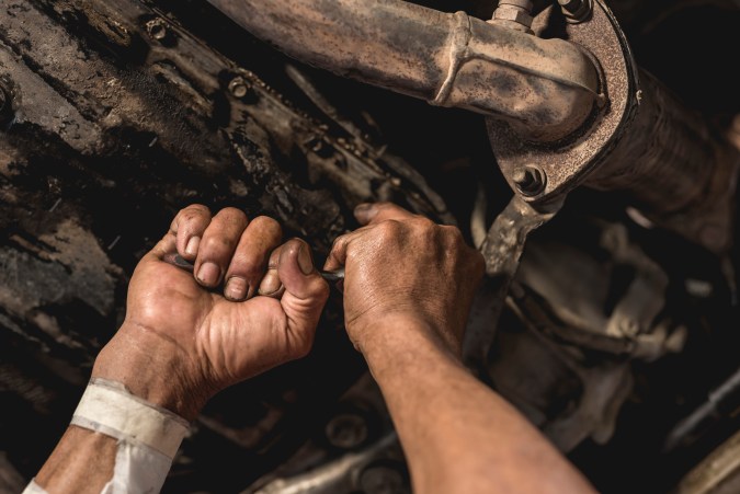 como sellar una fuga de aceite de transmision