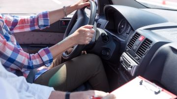 Foto de una persona conduciendo durante el examen de manejo