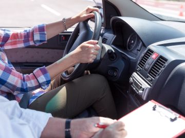 Foto de una persona conduciendo durante el examen de manejo