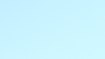 Foto de una mujer sonriente mostrando unas llaves desde su vehículo