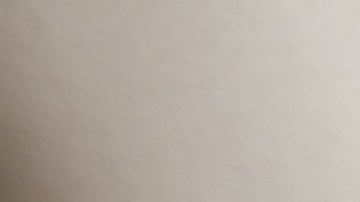 Fotos de las manos de una mujer anciana sobre el volante de un auto