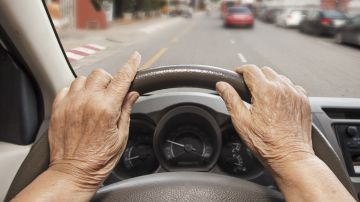 Fotos de las manos de una mujer anciana sobre el volante de un auto