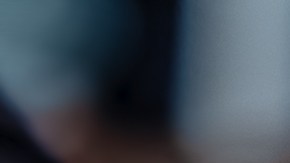 Foto de la mano de una persona entregando su identificación a otra