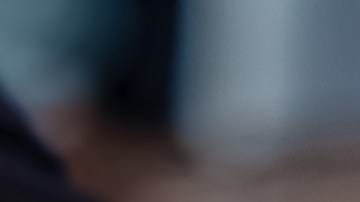 Foto de la mano de una persona entregando su identificación a otra