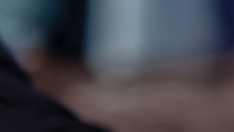 Foto de la mano de una persona entregando su identificación a otra