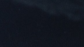 Foto de un ladrón intentando abrir un vehículo.