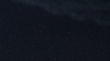 Foto de un ladrón intentando abrir un vehículo.