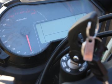 Foto de los controles de una motocicleta