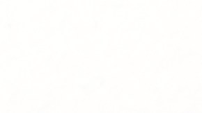 Foto de una persona chequeando el motor de un auto