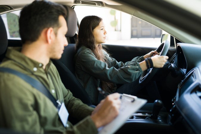 a que edad se puede conducir en estados unidos