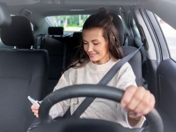 Foto de una mujer conduciendo un vehículo