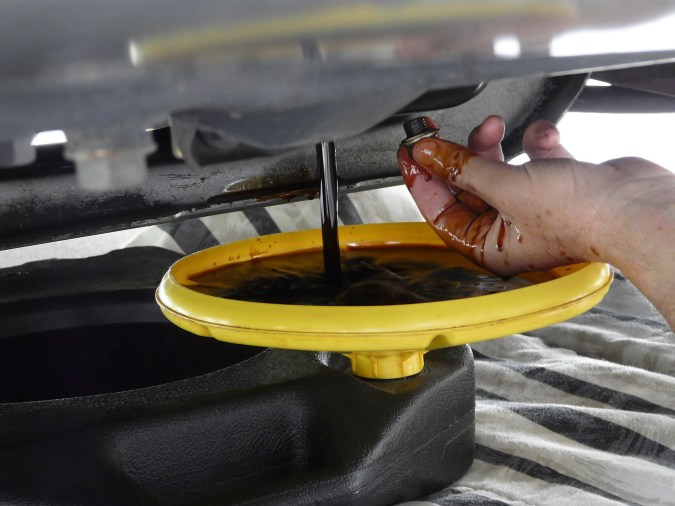Aceite de motor sucio.