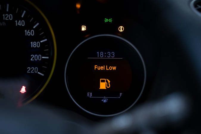 Auto con poca gasolina.