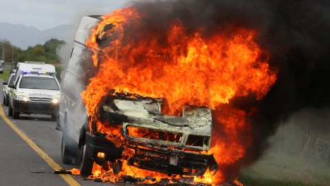 Auto incendiado.