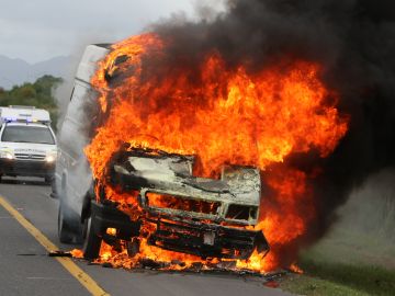Auto incendiado.