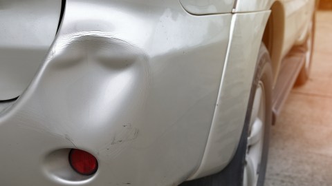 Golpe en un auto.