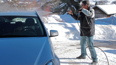 Lavado de auto en invierno.